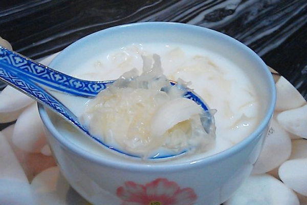 牛奶與銀耳的火花 高營養的全傢餐