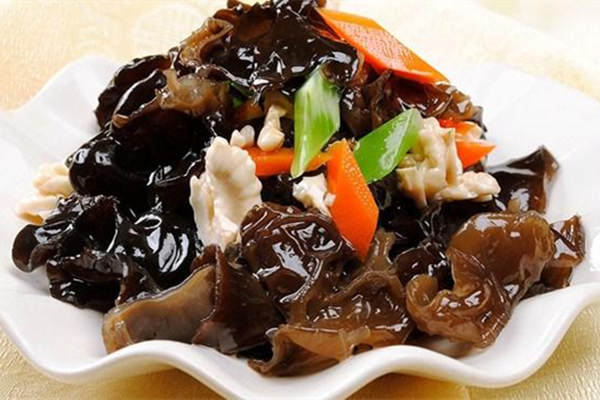 黑木耳吃瞭有什麼好 它竟能讓結石排出 黑木耳
