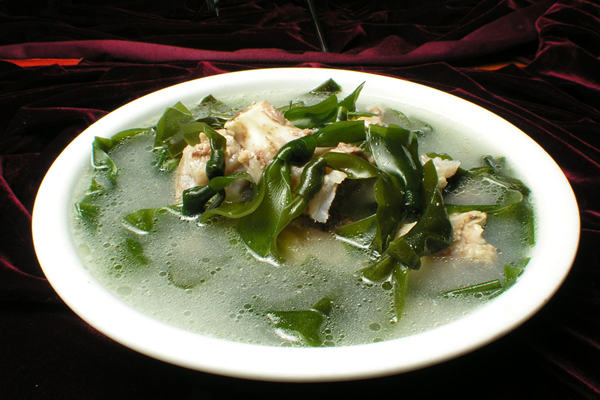 開胃又補鈣的海帶結棒骨湯晚餐來一碗