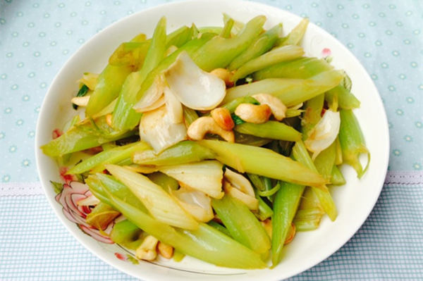 調理腸胃吃什麼_調理腸胃的食物_腰果百合炒芹菜的做法 腰果百合炒芹菜