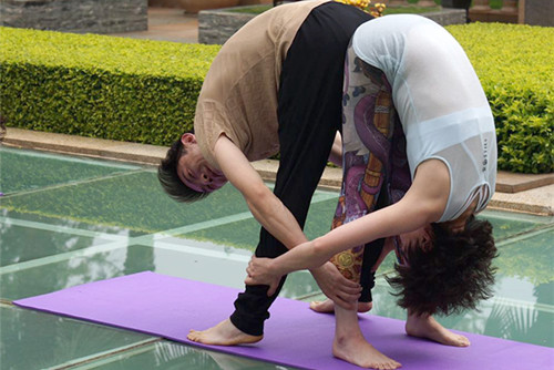 教你雙人瑜伽的動作，一起減肥吧