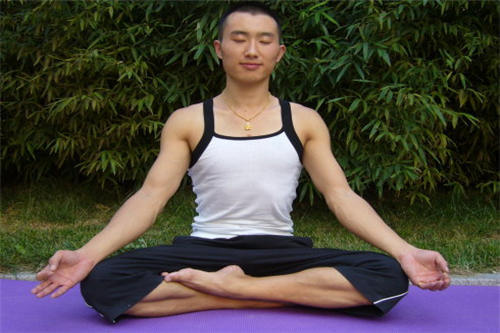 給男性一個利用 快點練習瑜伽 男性練習瑜伽的好處