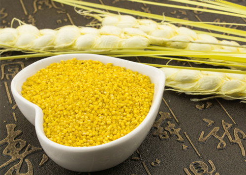 養生小常識:睡眠不好怎麼辦 喝點小米助睡眠_養肝食物_養肝網 胡蘿卜素