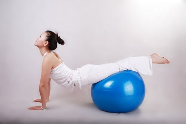 便秘瑜伽的方法_瑜伽有效消除便秘煩惱