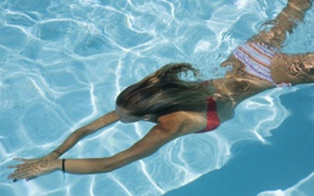夏季減肥記住這些遊泳小技巧