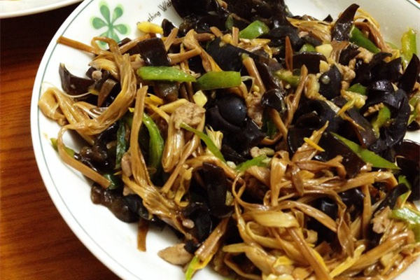 黃花菜木耳炒肉絲的炒法_黃花菜怎麼炒_營養功效 黃花菜木耳炒肉絲