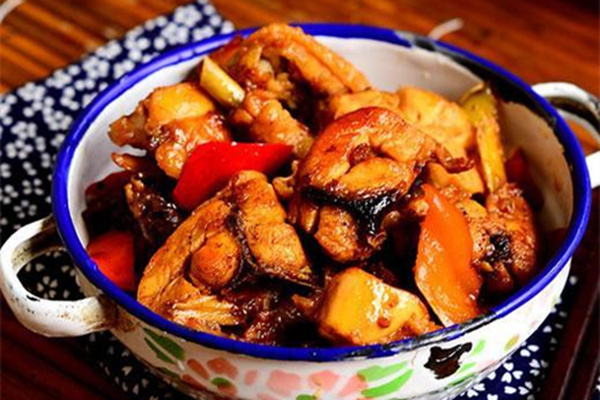 客傢酒香燜雞_雞肉的功效與作用_挑選技巧 客傢酒香燜雞