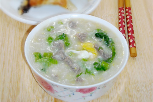喝點窩蛋牛肉生菜粥助消化 喝點窩蛋牛肉生菜粥助消化