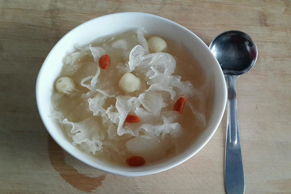 安神補氣的銀耳蓮子湯 精神不緊張晚上睡得好