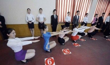 驚呆眾人的美女穿裙子下蹲圖