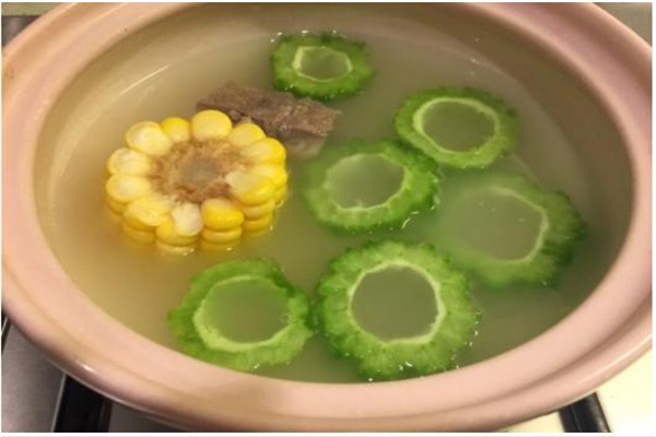 老人睡不好吃什麼?試試苦瓜蓮子排骨湯