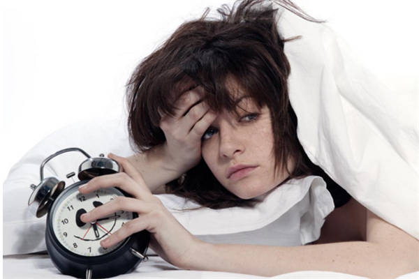 晚上燥熱失眠怎麼辦_治療方法_吃什麼