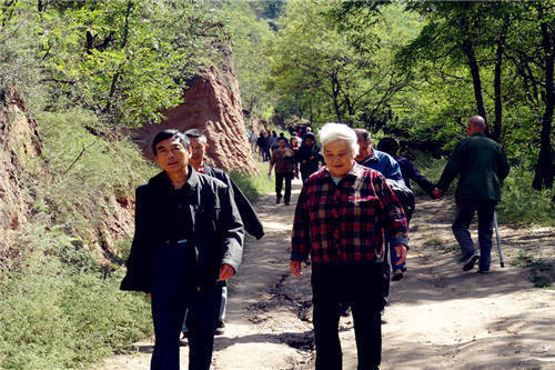 登山補水的方式 很多老人都知道啦 老人登山怎麼補水