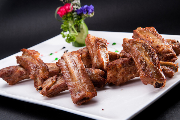 蒜香排骨的做法_營養功效_豬排骨的功效作用 蒜香排骨