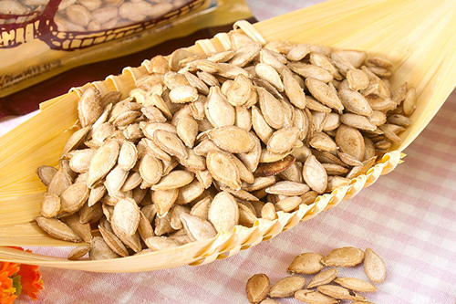 中醫治療失眠吃什麼?睡前吃把南瓜子