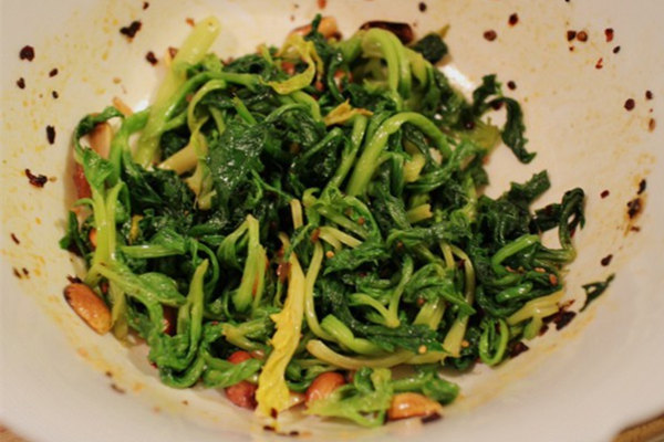 涼拌芹菜葉花生仁