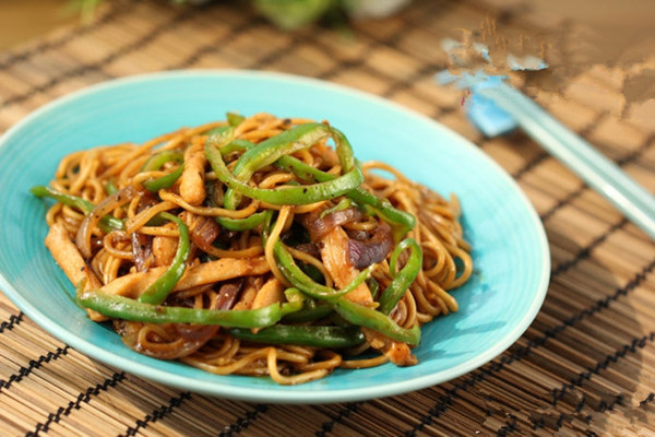 黑椒雞絲炒面的做法_雞絲炒面_黑椒炒面 黑椒雞絲炒面