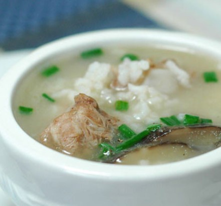 生津潤燥試試排骨皮蛋粥