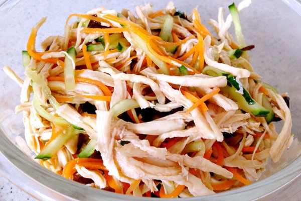 涼拌五彩雞絲的方法_營養功效_雞胸肉的功效 涼拌五彩雞絲