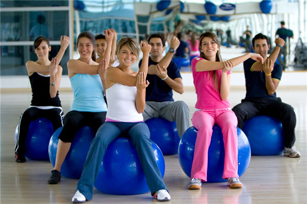 適合春季的有氧健身操_有氧健身操的功效 春季8式有氧健身操 收緊腰腹甩掉肥肉“折磨”