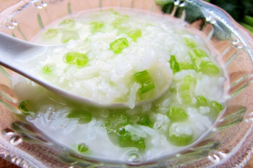 肉片芹菜粥 降低血壓很輕松