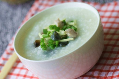 生滾皮蛋瘦肉粥 給上班族早餐換個味