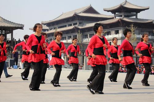 廣場舞財源茂盛傢興旺 帶你感受新年的快樂氣息