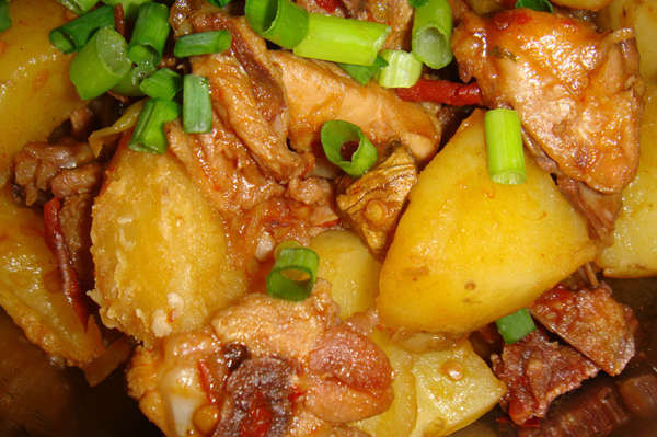 馬鈴薯燜雞怎麼做_功效作用_馬鈴薯的營養功效 馬鈴薯燜雞