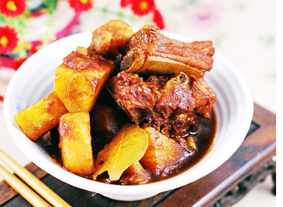 土豆紅燒排骨_土豆紅燒排骨的食用須知_吃土豆紅燒排骨都需要註意什麼