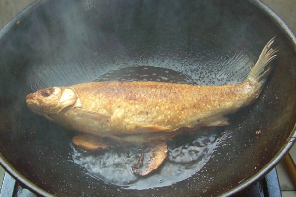 如何煎魚不粘鍋_怎樣煎魚才不粘鍋_怎麼樣煎魚不粘鍋_怎樣煎魚不粘鍋 教你如何煎魚 魚才會完好無損