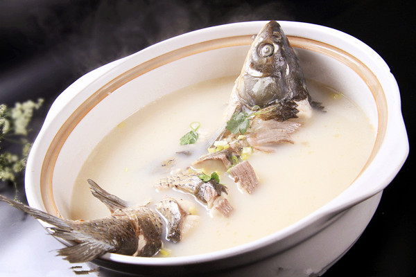 鯽魚湯的營養價值_鯽魚湯的傢常做法