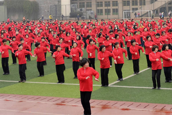 老人冬天跳廣場舞到底好不好