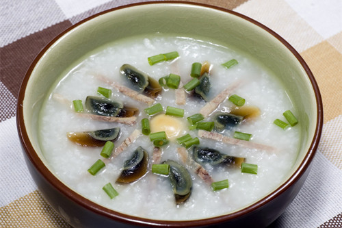 食欲不振喝點咸蛋皮蛋粥開胃吧