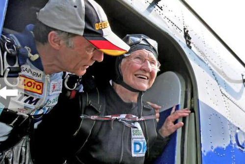 90歲跳傘慶生