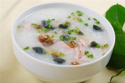 皮蛋瘦肉粥做法_適用人群_功效