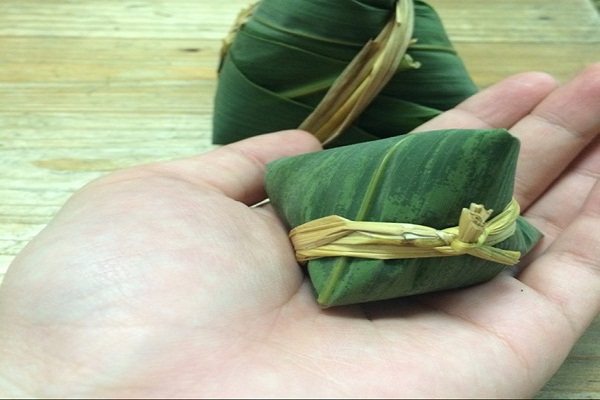 四角粽子的包法圖解_四角粽子的包法 四角粽子的包法介紹
