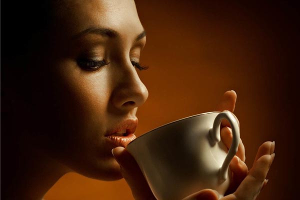 為什麼說喝熱茶是惡習_怎麼喝茶可以防癌 經常喝熱茶竟易引發食道癌