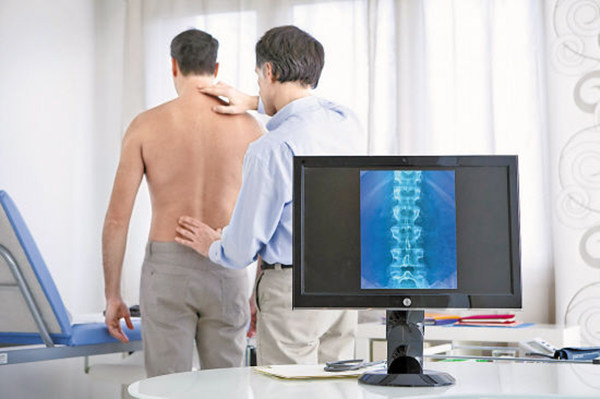 長期坐姿不當致腰椎間盤突出 六種按摩手法輕松緩解