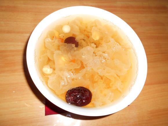 百合銀耳蓮子湯_雪梨銀耳湯_紅棗銀耳蓮子羹 銀耳的做法大全介紹
