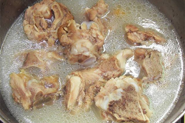 骨頭湯怎麼熬_骨頭湯怎麼喝補鈣 骨頭湯