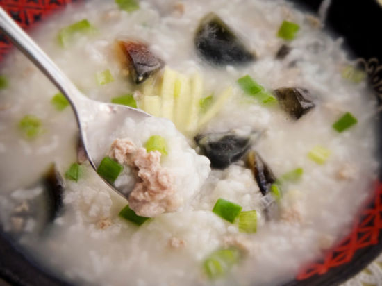 正宗制作皮蛋瘦肉粥的方法