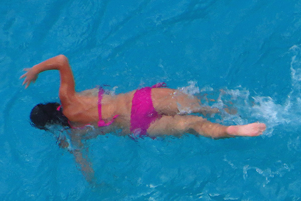 【自由泳教學視頻】自由泳打腿技巧_自由泳換氣_自由泳的動作要領 自由泳打腿技巧 動作要領