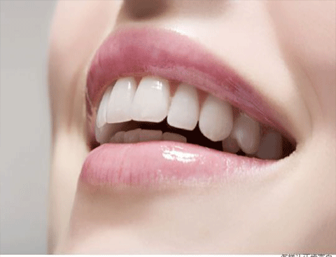 如何讓牙齒變白的小竅門