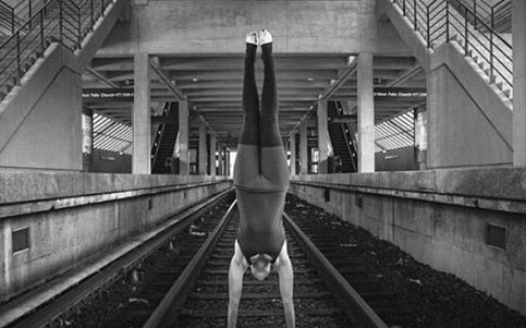 牛人地鐵軌道練瑜伽