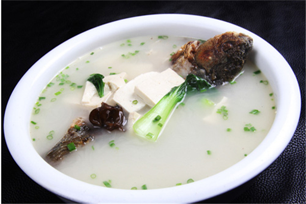 鯽魚豆腐湯的做法_鯽魚燉豆腐_鯽魚豆腐湯 鯽魚豆腐湯的做法介紹