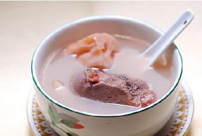 豬骨蓮藕花生湯_豬骨蓮藕花生湯的做法與作用_豬骨蓮藕花生湯怎麼做