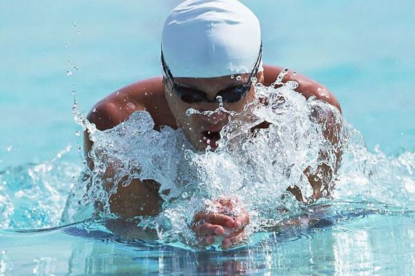 學習蛙泳的手臂腿部動作技巧