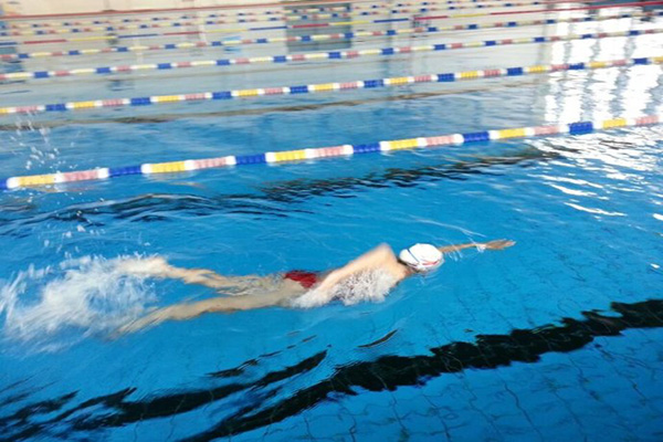 自由泳的動作要領_自由泳教學視頻_自由泳打腿技巧_自由泳換氣 自由泳的動作要領 自由泳打腿換氣技巧