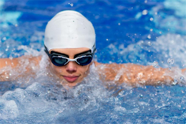 遊泳池有多臟_遊泳池裡到底多少尿