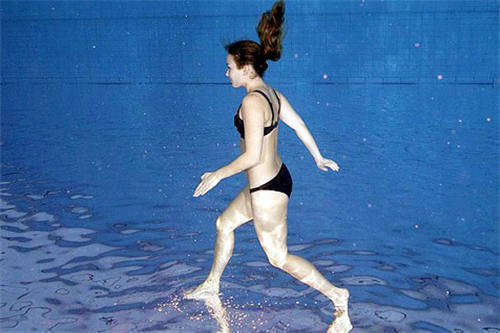 女性夏季可以多做做水中有氧操 女性水中有氧操